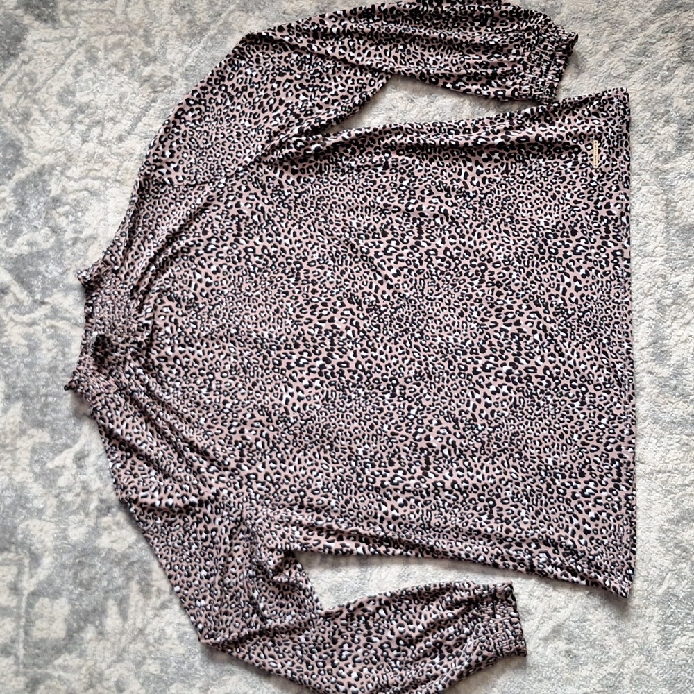 NWT. Anne Klein top size L